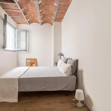 - Eixample 4a Apartment