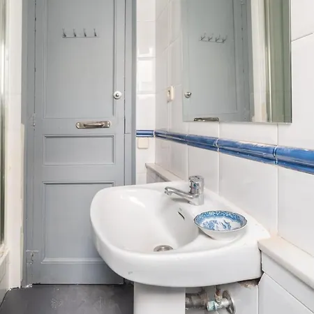 - Eixample 4a Apartment *