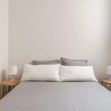 - Eixample 4a Apartment
