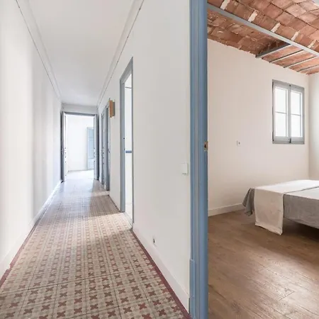 - Eixample 4a Apartment *